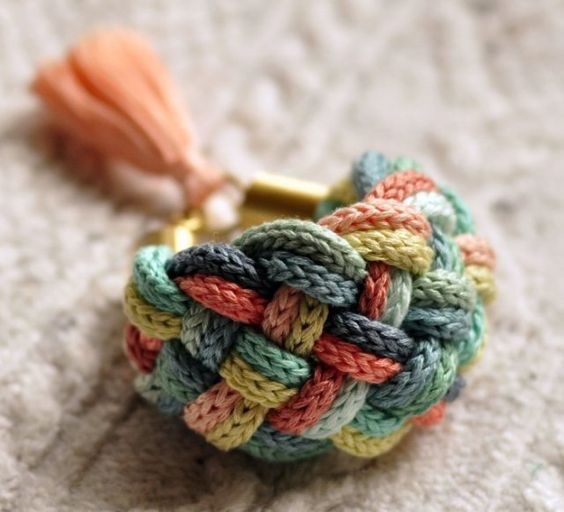 Cómo se usa tricotin o muñeco tejedor para hacer cordones de lana